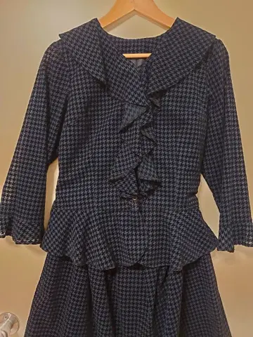 세레모니 수트 프릴 달린 7부 소매 자켓 무릎 아래 기장, 플레어 스커트