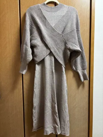 내추럴 꾸뛰르 크로스 니트 + 슬리브리스 원피스 세트