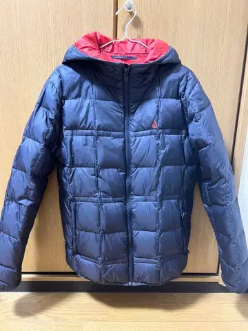 VOLCOM 후드 부착 다운 자켓 네이비/레드
