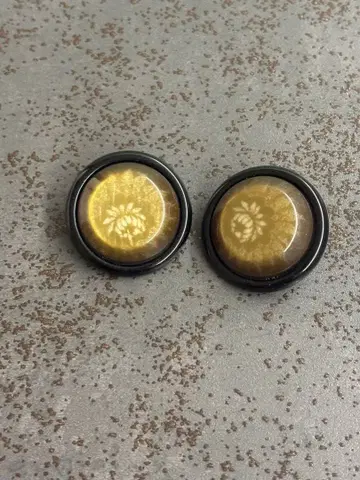 골드 컬러 꽃 무늬 귀찌