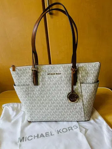 마이클코어스 토트백 MK 패턴 베이지 계열