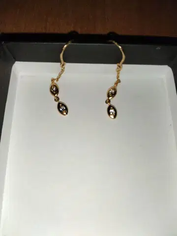 NOIR DE POUPEE 골드 드롭 귀걸이