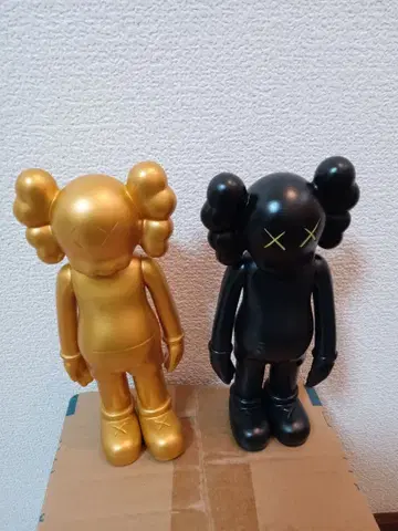 KAWS 골드 블랙 피규어 2개 세트