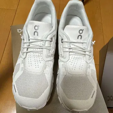 on 온 스니커즈