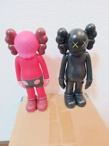 KAWS 캐릭터 피규어 핑크 블랙 2개 세트 약 20cm