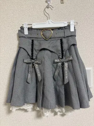체크 무늬 미니 스커트 하트 버클 포함
