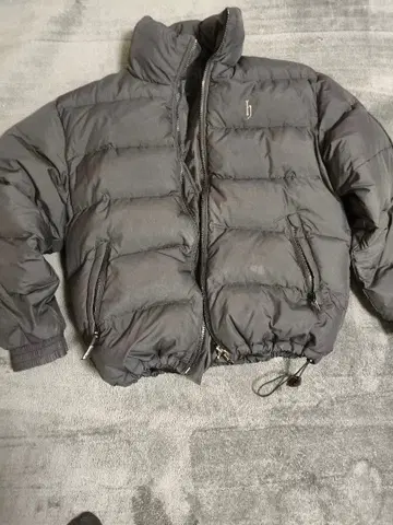 블랙 다운 자켓 h 자수 포함