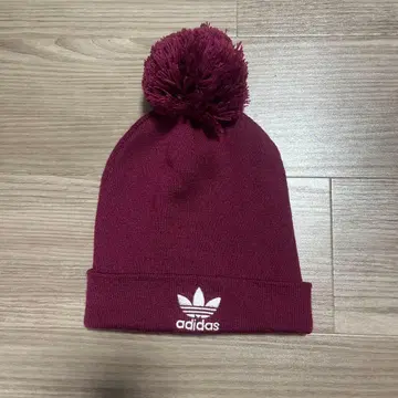 adidas 버건디 폼폼 니트 모자