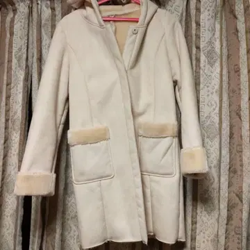 크림색 후드 부착 무스탕 코트