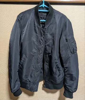 유니클로의 나일론 소재 MA-1 자켓 블랙