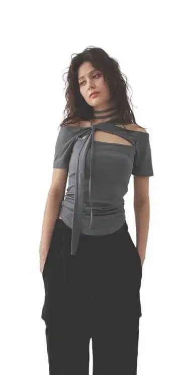 오프숄더 리본 포함 그레이 T셔츠