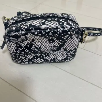 빅토리아시크릿 레이스 무늬 숄더백