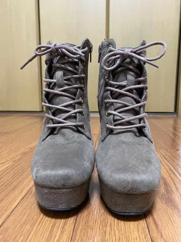 브라운 스웨이드 레이스업 부츠 하이힐