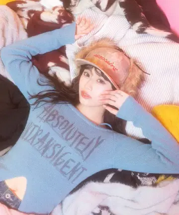 [ SPIRALGIRL ] 라메 로고 오프숄더 니트 블루 히나폰 착용