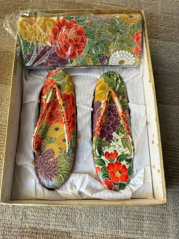 꽃무늬 세컨드 백과 조리 세트