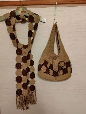 꽃 모티브 머플러와 백