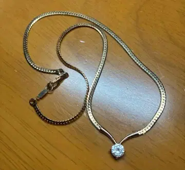 심플한 크리스탈 목걸이