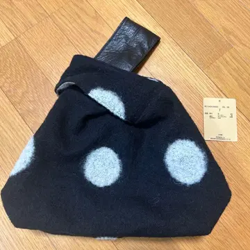 BEARDSLEY 비어즐리 울 융모 도트 핸드백 블랙