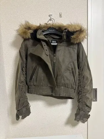 퍼 달린 올리브 그린 자켓