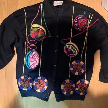 컬러풀 자수 블랙 가디건