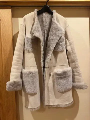 EMMETI 베이지 무스탕 코트