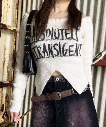 [ SPIRALGIRL ] 라메 로고 오프숄더 니트 화이트 히나폰 착용