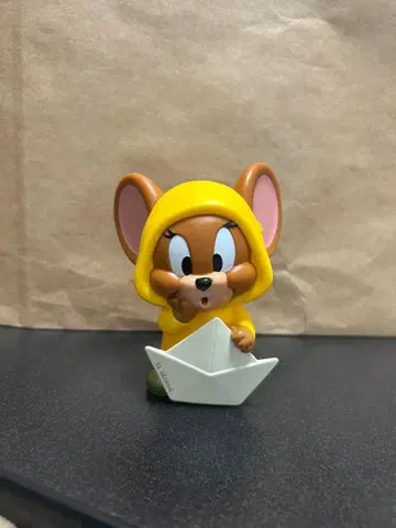 제리 피규어 옐로우 컬러 후드 부착