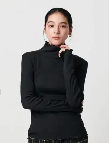 유나이티드 애로우즈 블랙 터틀넥 긴팔 상의