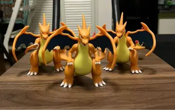 메가 리자몽 Y 피규어 3개와 공형 케이스 3개 세트