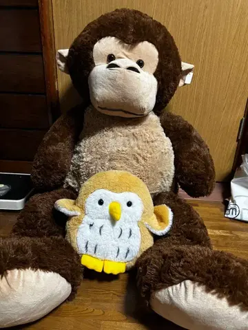 커다란 고릴라 봉제 인형과 올빼미 봉제 인형 세트