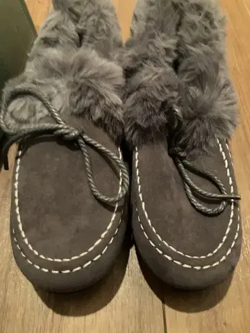 미사용 새상품 그레이 스웨이드 퍼 포함 모카신