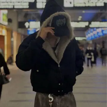 퍼 달린 블랙 다운 자켓