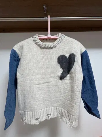 하트 모티브 니트 스웨터 프릴 넥