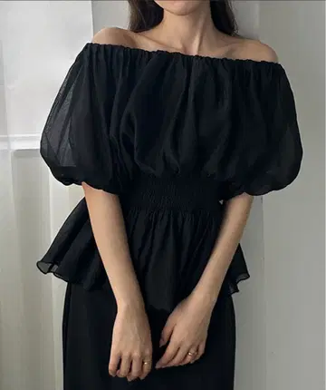 [ 새상품급 ] 오프숄더 볼륨 시어 블라우스 Louere
