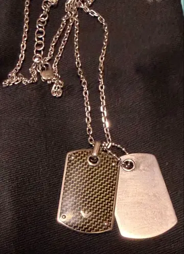 엠포리오 아르마니 카본 독 택 목걸이 남성용