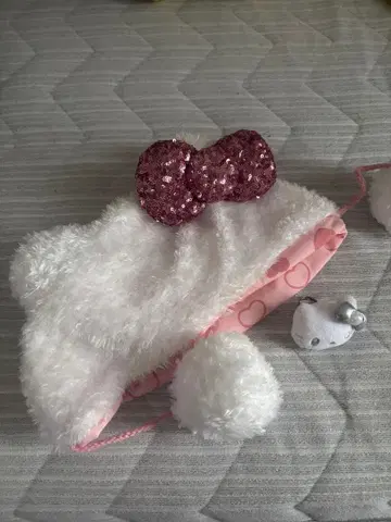 키티의 리본 포함 모자와 키티 반지입니다