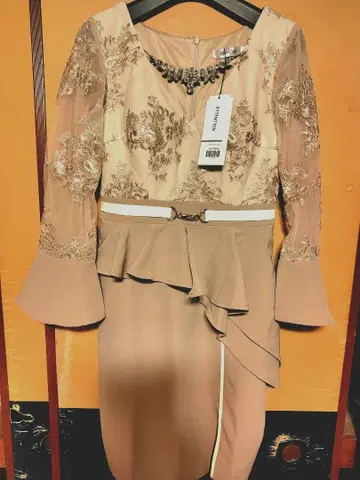 베이지 자수 페플럼 드레스