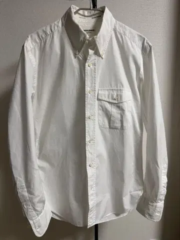 화이트 버튼 다운 셔츠