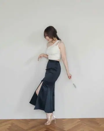 [택 포함 새상품] 글로우 새틴 슬릿 스커트 andmary 네이비 컬러