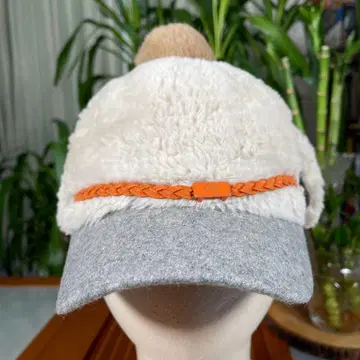 플라이트 캡 화이트와 그레이 폼폼 포함