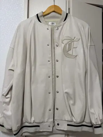 EVRIS 화이트 자수 로고 아우터 가격 인하 협상 가능