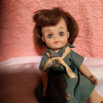 에프앤비사? 그린 컬러 드레스의 숏 밥 인형 약 체장 21cm