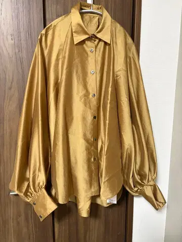 어도어 볼륨 슬리브 새틴 블라우스 38 골드 계열