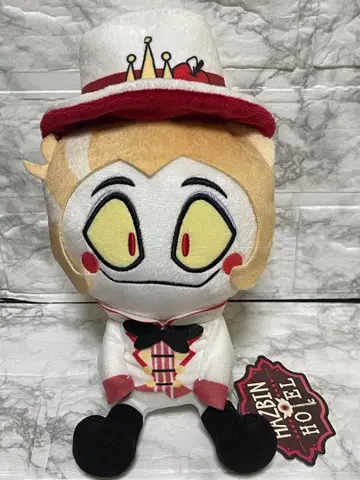 해즈빈 호텔에 오신 것을 환영합니다 라운드 원 앉아있는 봉제 인형 루시퍼