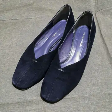 오데뜨 앤 오딜 펌프스 스웨이드