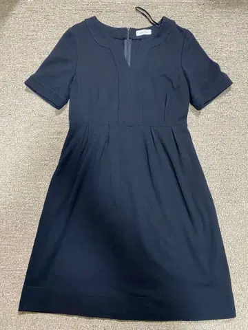 캘빈 클라인 블랙 반팔 무릎 기장 원피스