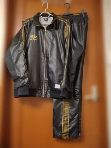 umbro 저리 세트 블랙 골드 라인