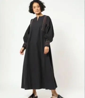 프리다 Freada 셔링 자수 원피스 엠브로이 새상품급