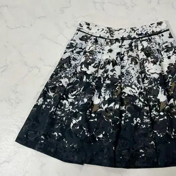 Reflect 빅 절개 이소재 꽃무늬 안감 플레어 무릎 기장 스커트 13