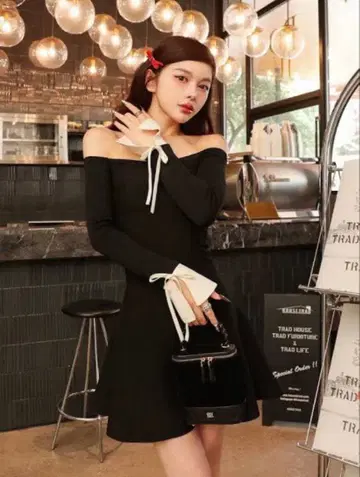 다리치 오프숄더 플레어 니트 미니 원피스